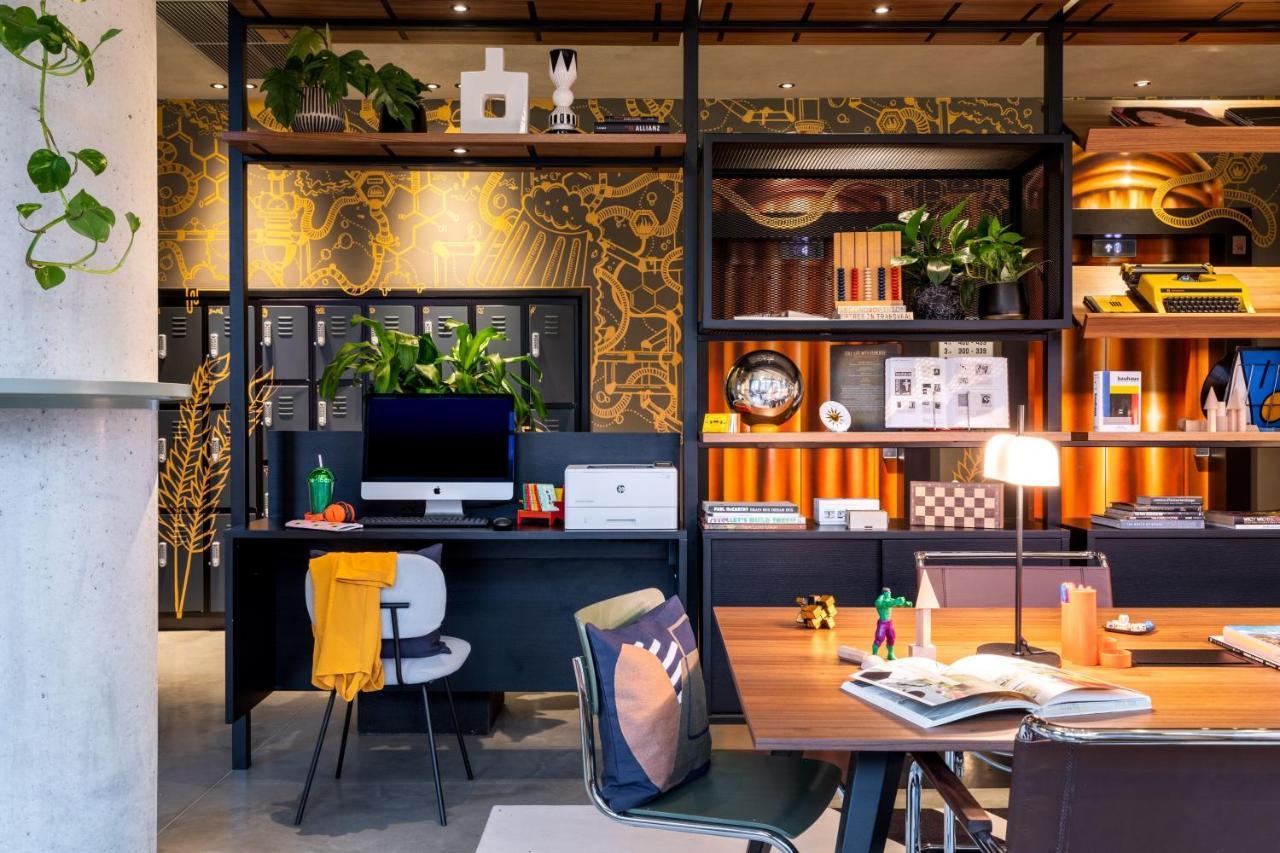 Moxy 3*