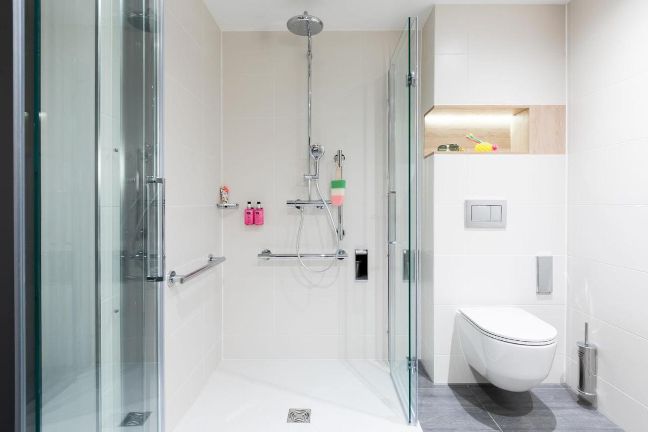 Moxy 3*