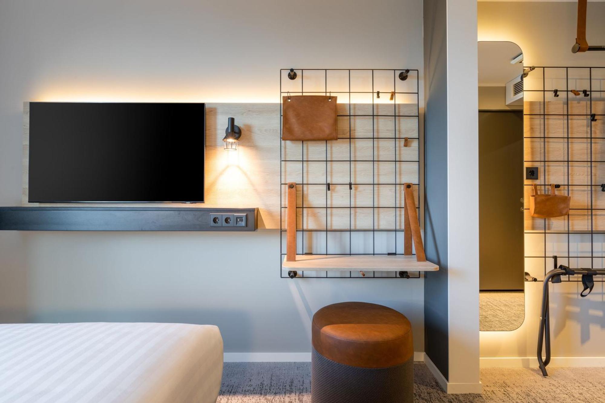 Moxy 3*